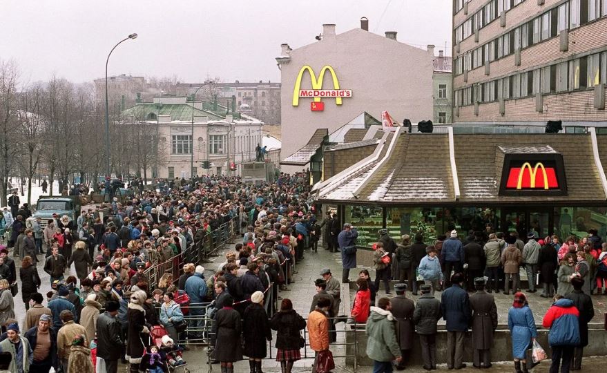 Макдональдс, Москва, 1990 год (иллюстрация из открытых источников)