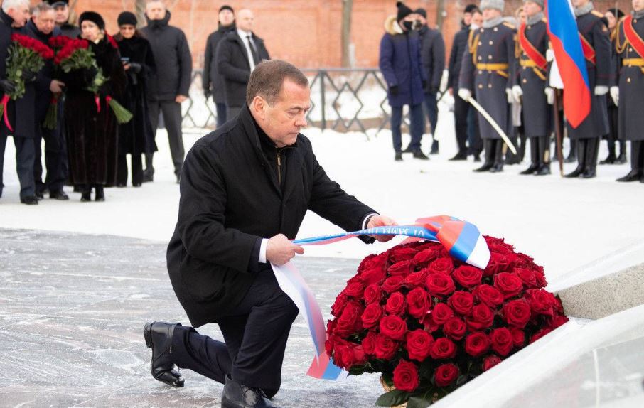 Медведев на открытии мемориала участникам Кронштадтского мятежа (иллюстрация из открытых источников)