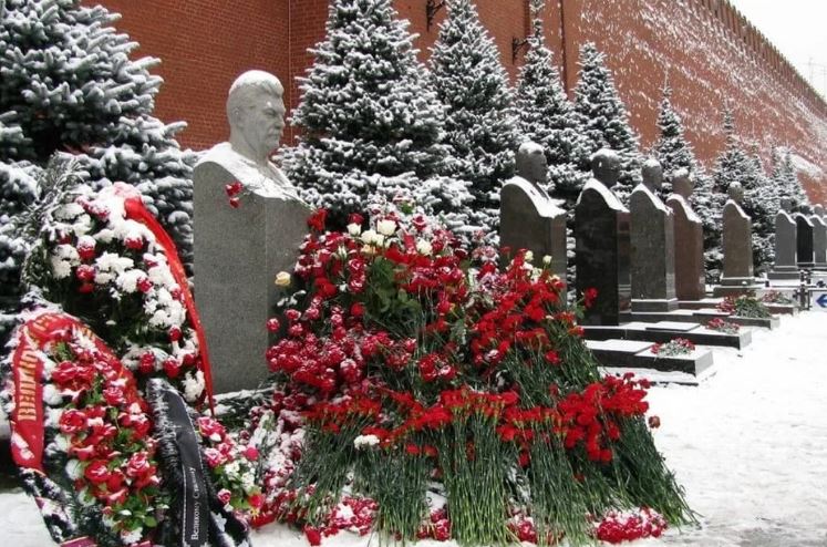 Мемориал лидерам СССР у Кремлёвской стены, Москва (иллюстрация из открытых источников)