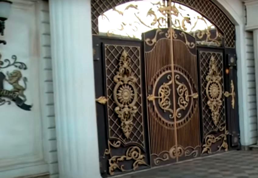 Забор и ворота дворца коррупционера (иллюстрация - кадр видео телеканала РЕН ТВ)