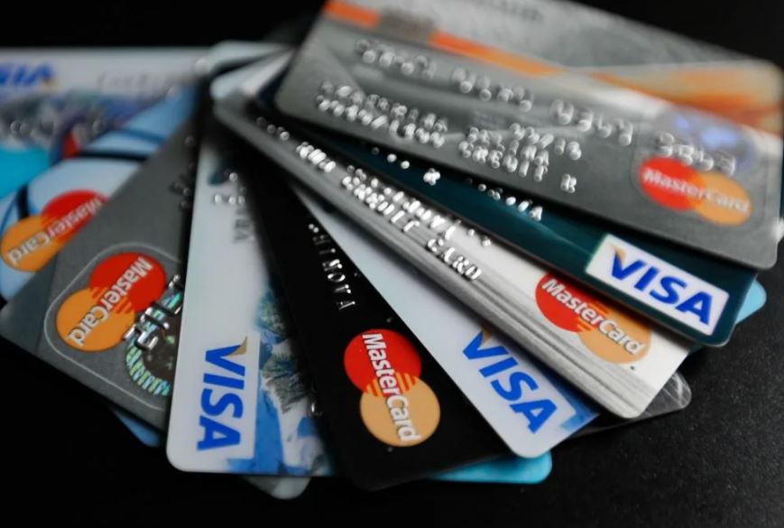 Пластиковые банковские карты (иллюстрация - фото ТАСС)