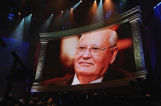 Изображение Горбачева на большом экране. (Photo by Ian Gavan/Getty Images)