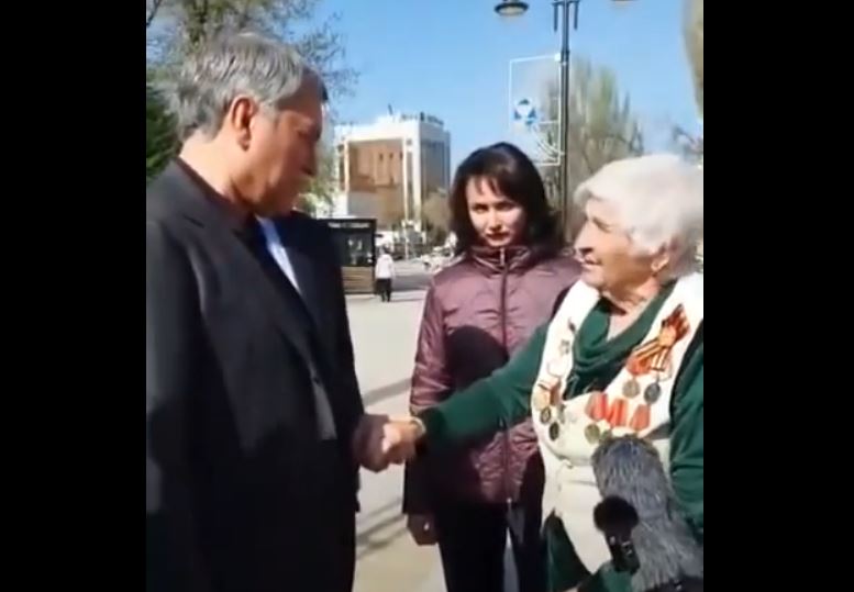 Кадр видео общения Володина с женщиной в Саратове, 2021 год