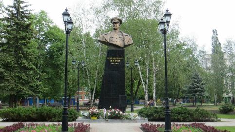 В Харькове неонацисты снесли памятник маршалу Жукову (фото из открытых источников)
