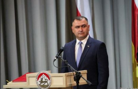 Южная Осетия отложила референдум о воссоединении с Россией ( президент республики А. Гаглоев)