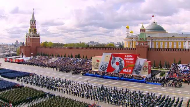 Парад Победы в Москве прошёл без участия авиации (скриншот видео с сайта Кремля)