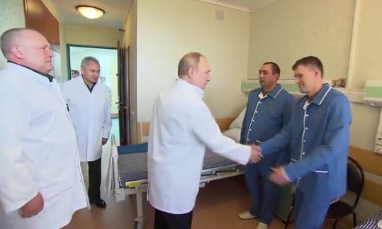 В. Путин и С. Шойгу во время посещения госпиталя