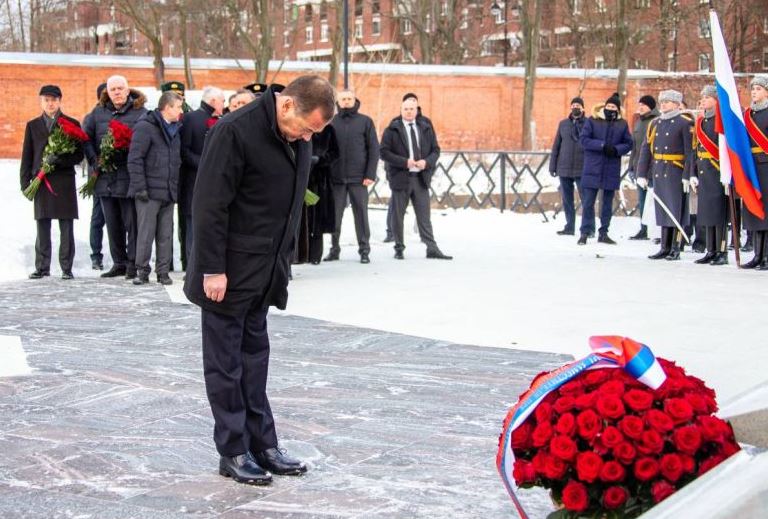 Медведев на церемонии открытия памятника Кронштадским мятежникам (иллюстрация из открытых источников)