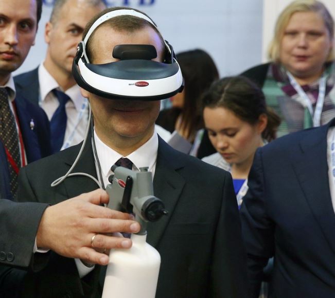 Дмитрий Медведев в очках виртуальной реальности на Международном инвестиционном форуме в Сочи, 2015 год (иллюстрация из открытых источников)