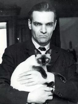 Юрий Кнорозов с кошкой Асей