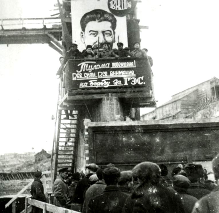 Митинг на строительстве ГЭС в эпоху Сталина (иллюстация из открытых источников)