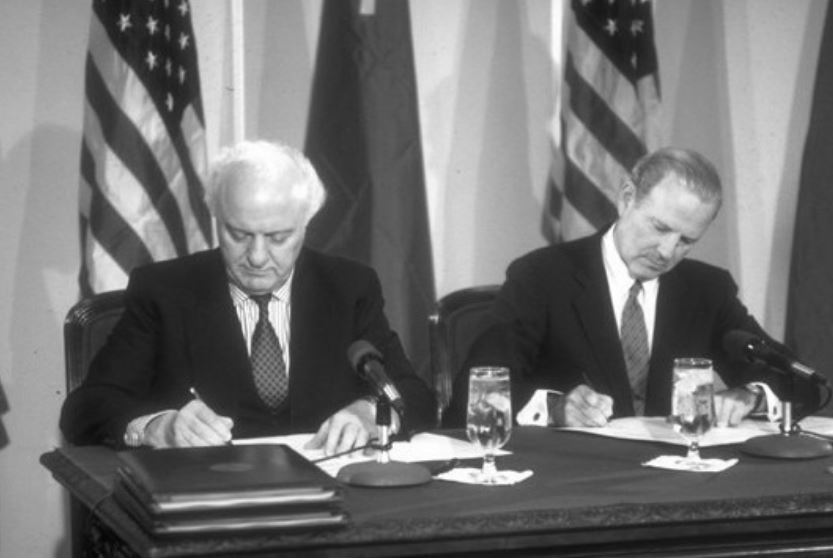 Подписание соглашения Шеварднадзе-Бейкера по передаче в пользу США советской акватории Берингова моря (иллюстрация из открытых источников)