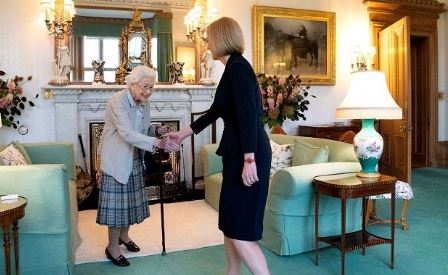 Королева Елизавета II и премьер-министр Великобритании Лиз Трасс (фото huffpost.com)