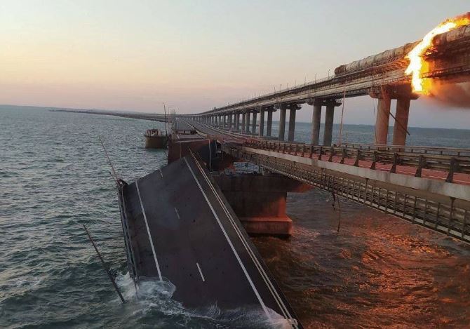 Обрушение автомобильной части Крымского моста в результате взрыва грузовика