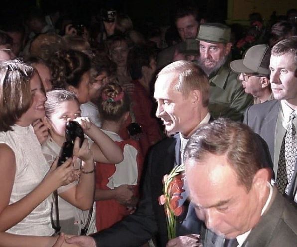 Путин встречается российскими сотрудниками центра «Лурдес» 15 декабря 2000 года (иллюстрация из открытых источников)