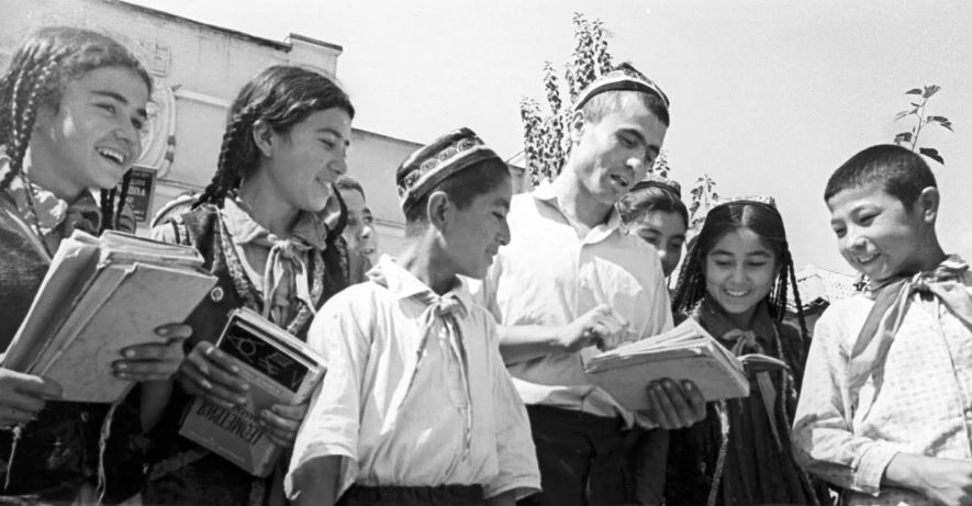 Таджикские школьники в СССР (иллюстрация из открытых источников)