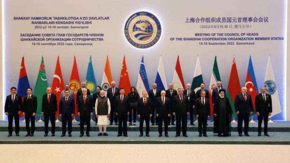 Общее фото с саммита Шанхайской организации сотрудничества в Самарканде, сентябрь 2022 года