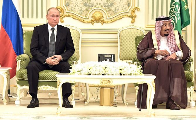 Владимир Путин во время государственного визита в Саудовскую Аравию с Королём Саудовской Аравии Сальманом бен Абдель Азизом Аль Саудом (источник – официальный сайт Кремля kremlin.ru)