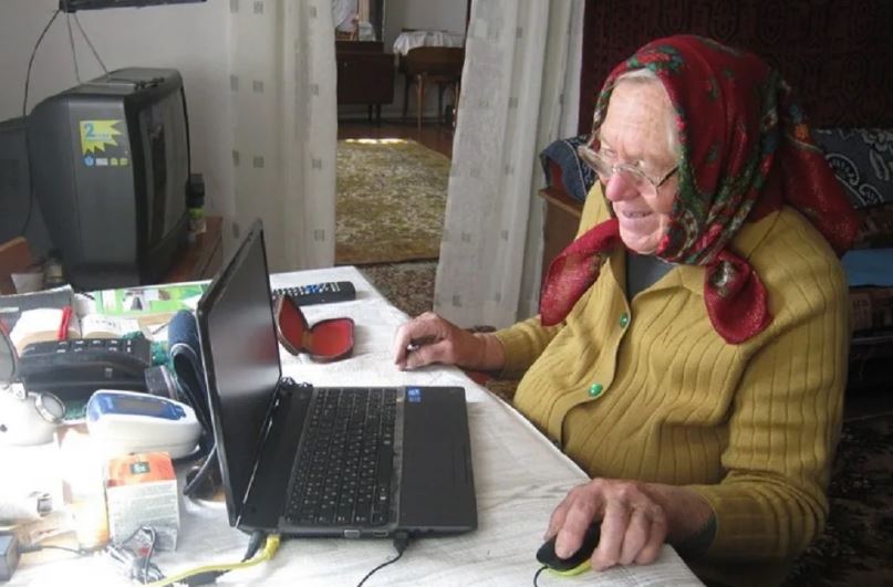 Бабушка за компьютером (иллюстрация из открытых источников)