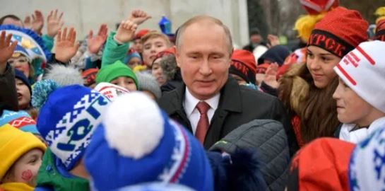 Владимир Путин с молодёжью (иллюстрация из открытых источников)