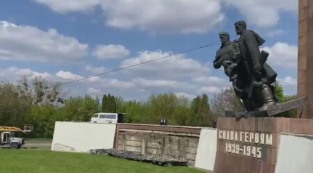 В Ровно снесли последний памятник советским солдатам