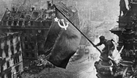 В Берлине 79 лет назад над Рейхстагом водрузили Знамя Победы